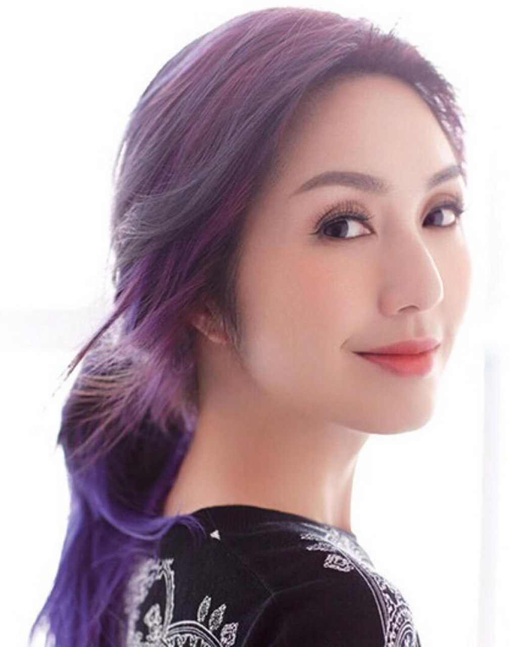 杨千嬅,1974年2月出生,中国香港女歌手,演员.