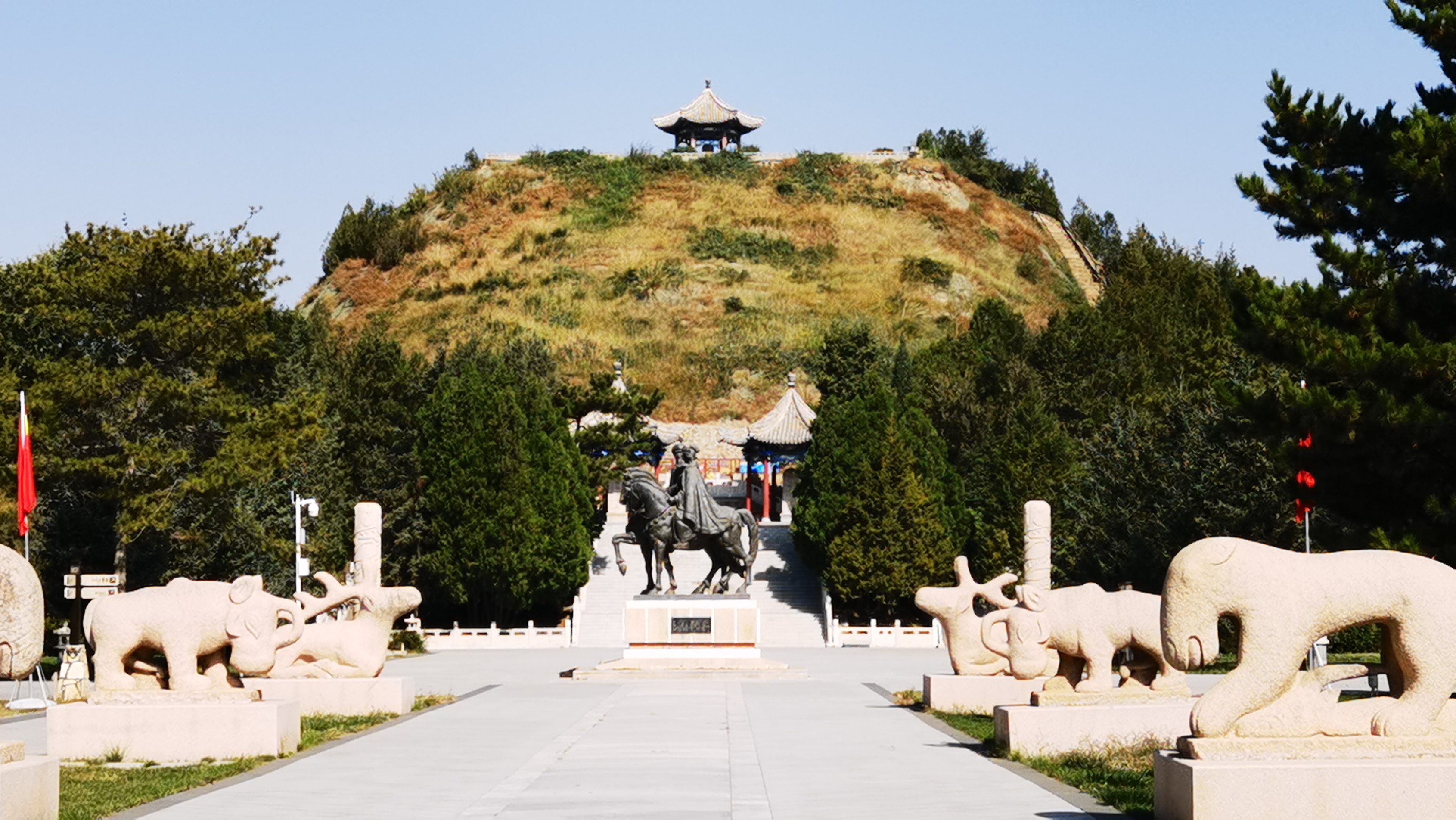 美女惊落雁,昭君墓如茵