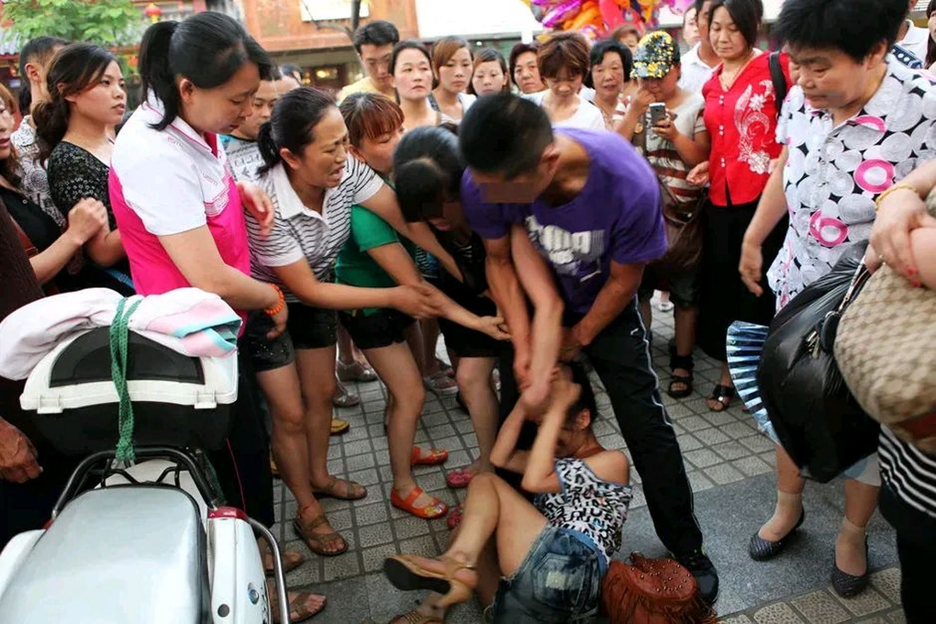 大街上,原配暴打小三,被赶来的老公怒扇耳光,却突发脑梗倒地.