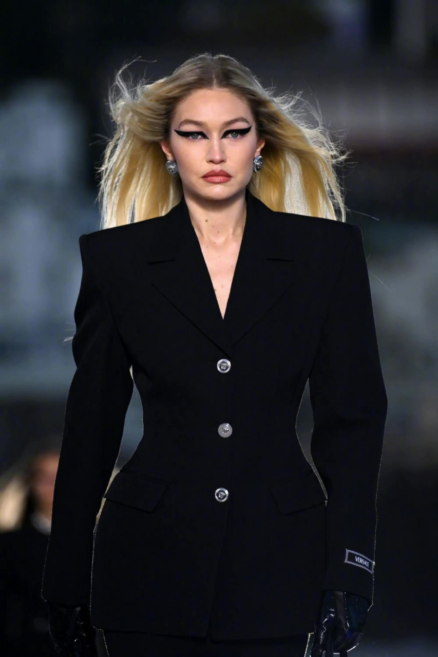 吉吉gigi hadid范思哲走秀图