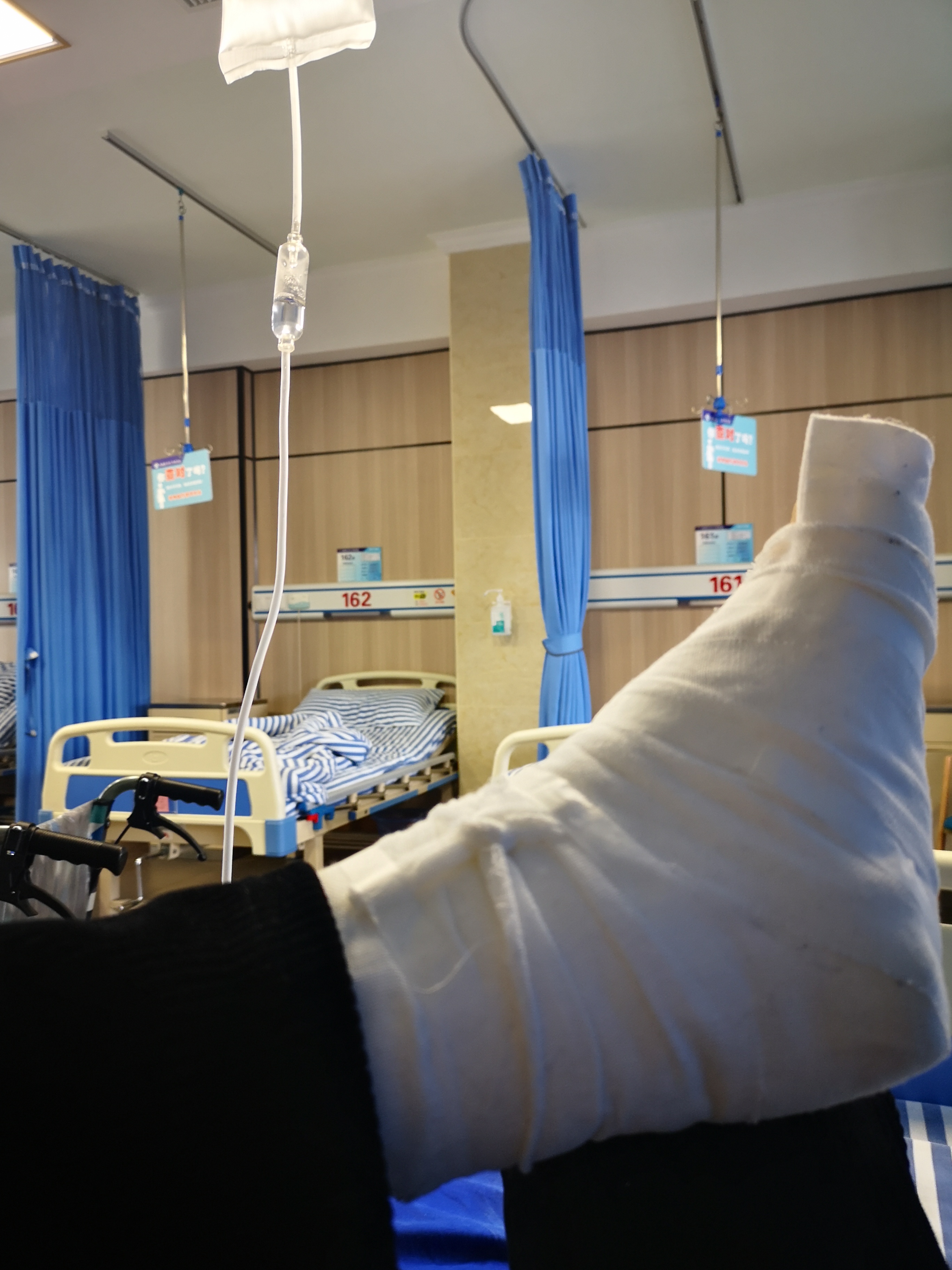 上个月我脚踝骨折住院,现在恢复得差不多了,听同事说除了医保报销一