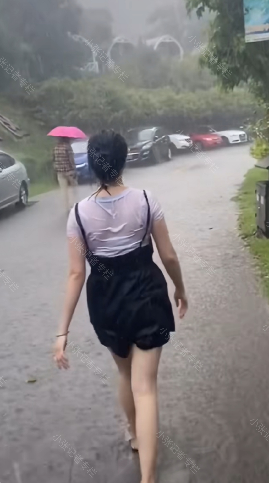 太心酸了!远嫁女子和丈夫吵架被赶出家门,走在雨里浑身湿透