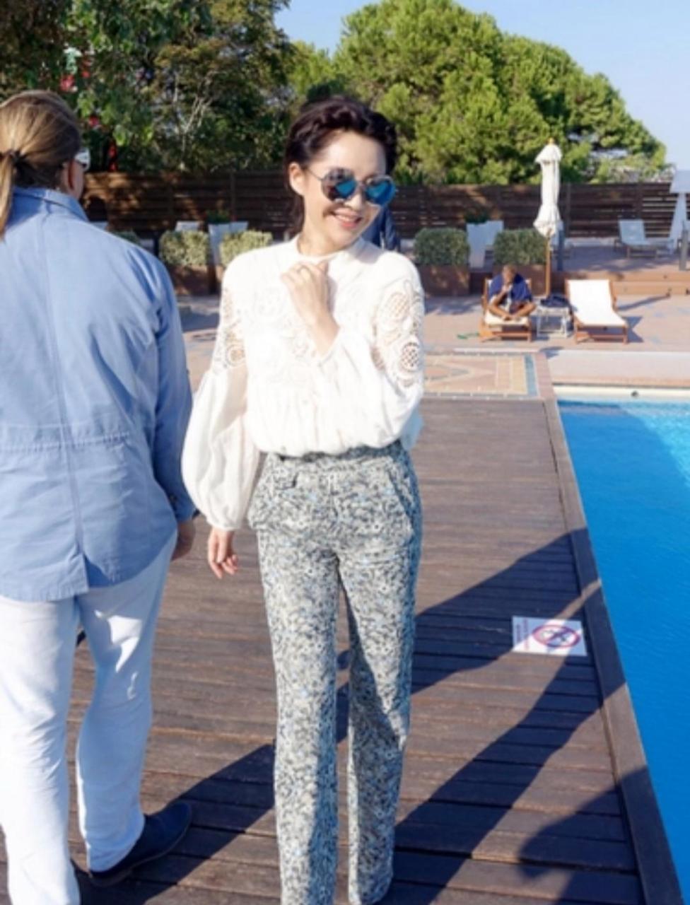 54岁的许晴应该是女星里最会保养的一个,还会穿搭,只见她穿着碎花裤子