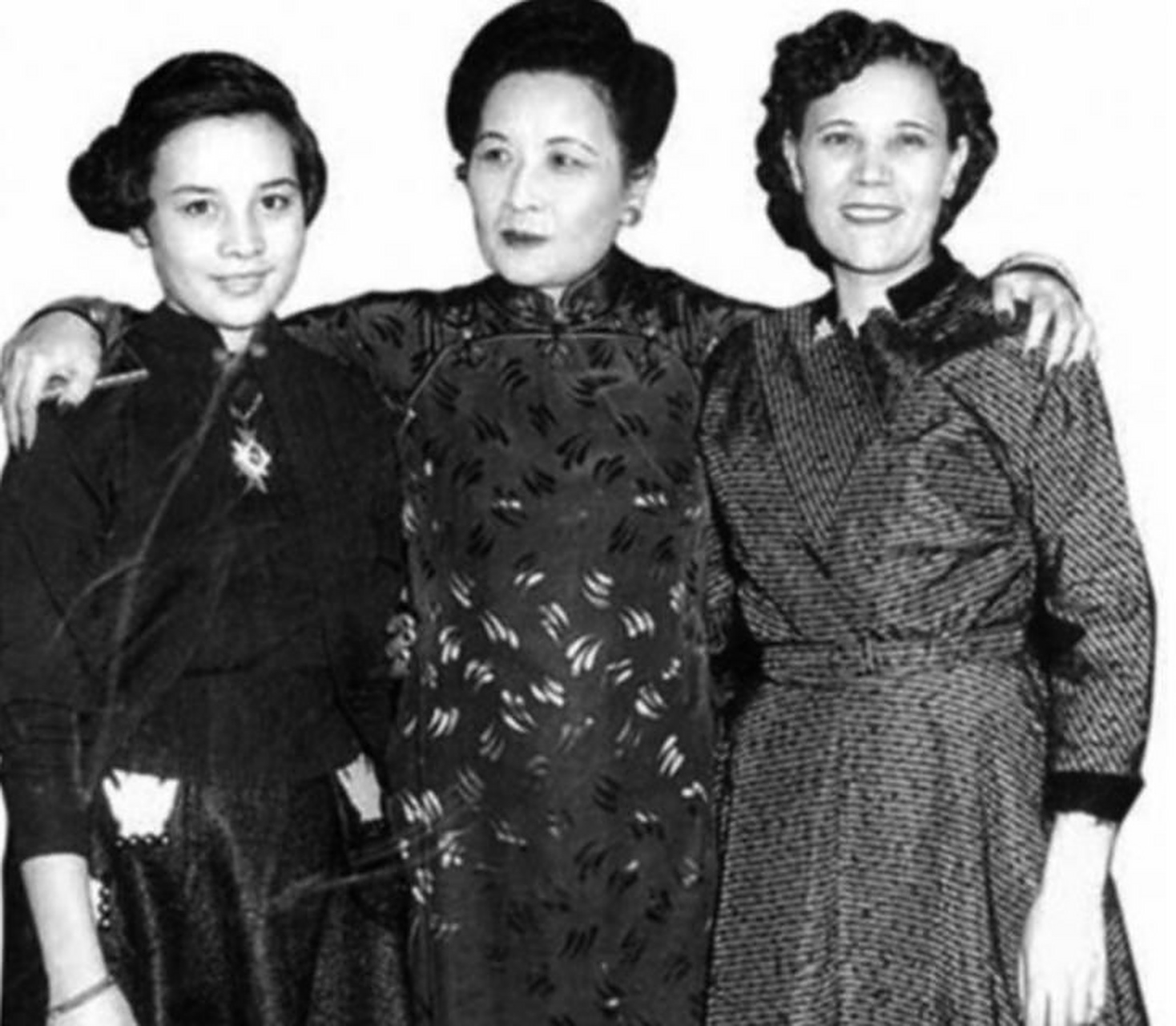 这是宋美龄与儿媳蒋方良,孙女蒋孝章的一张老照片中.