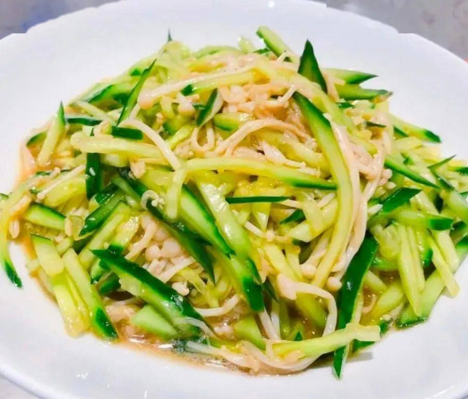 金针菇拌黄瓜,一道可口的夏季凉菜.平时可以做着吃,解暑又降火.
