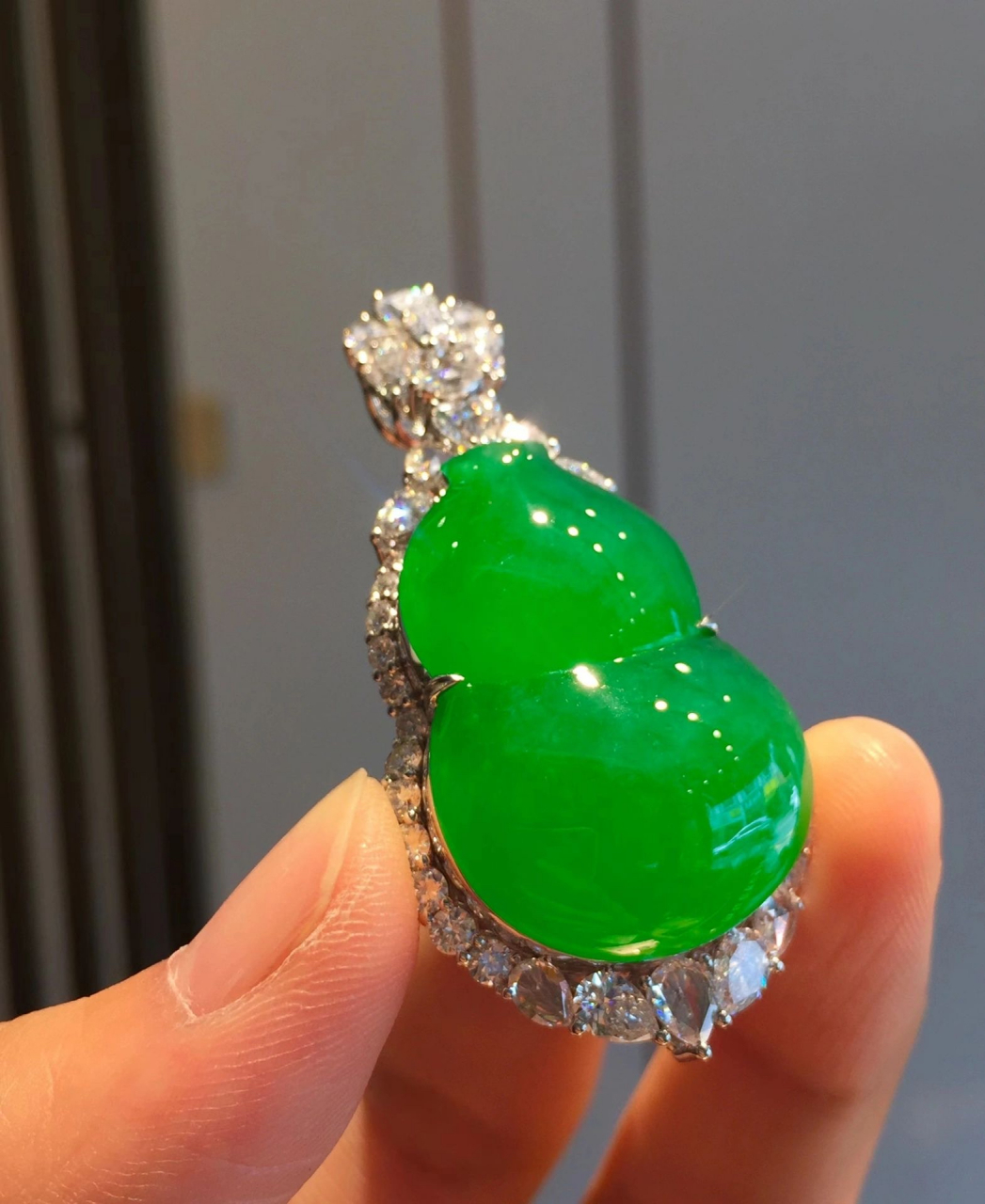 它的胶感很足,通体饱满,简约大气,佩戴这颗翡翠葫芦,仿佛能够感受到