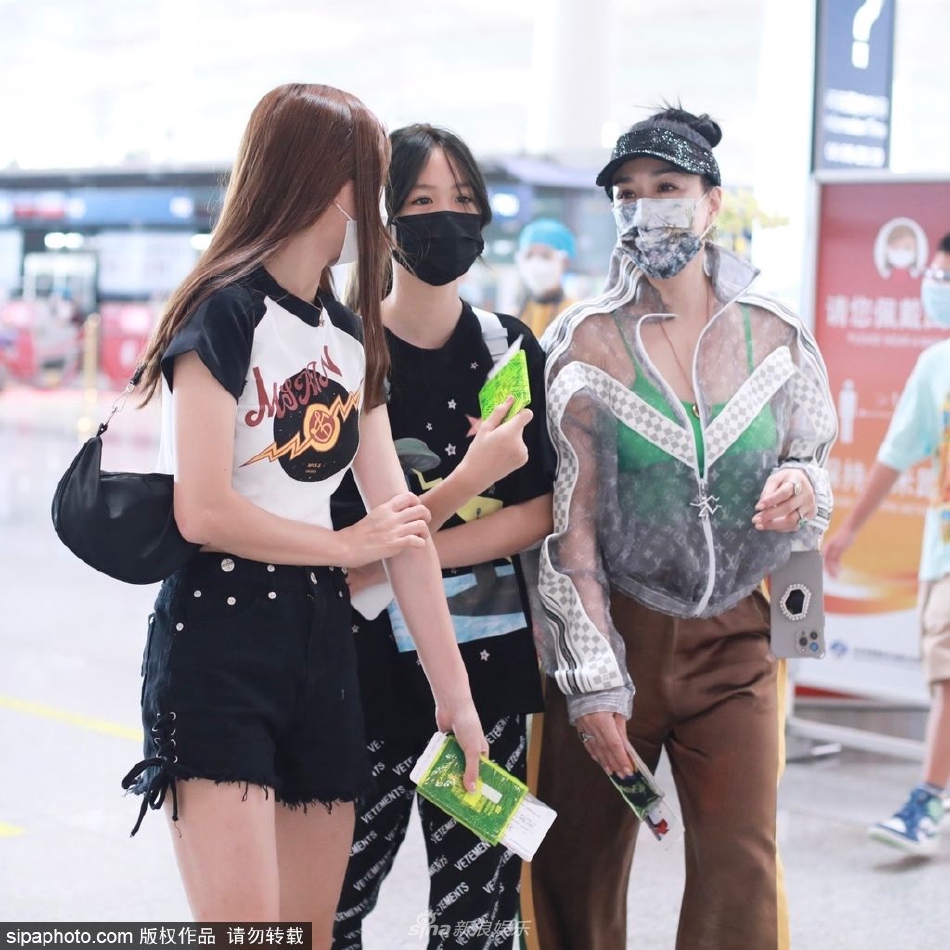 组图：钟丽缇母女三个同框现身机场两个女儿亭亭玉立
