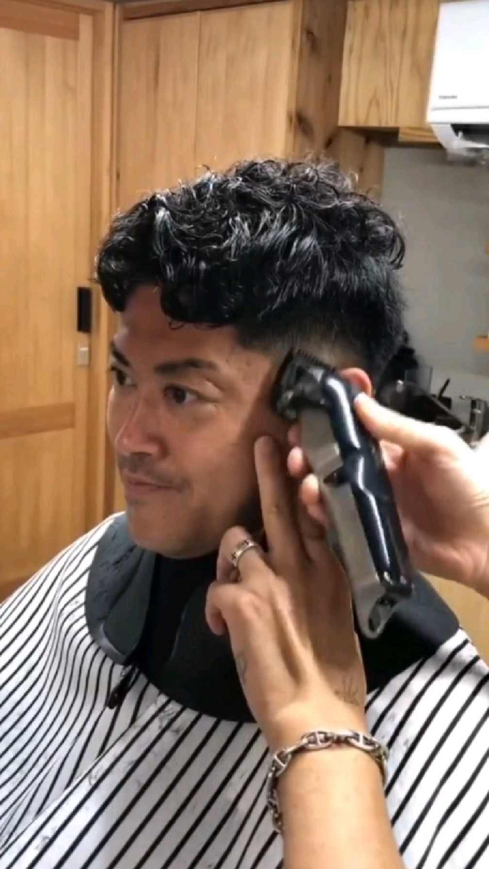 中年大叔烫了一款卷发,感觉一下子年轻了十岁!