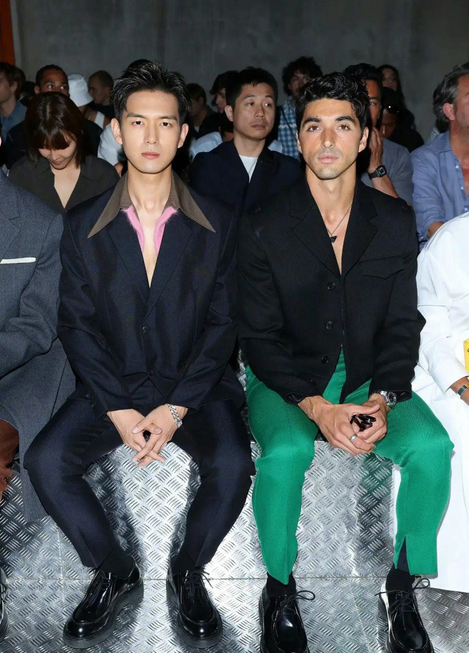 李现真的很奇特,平时不觉得耀眼,但是一合照,他就是最帅的.