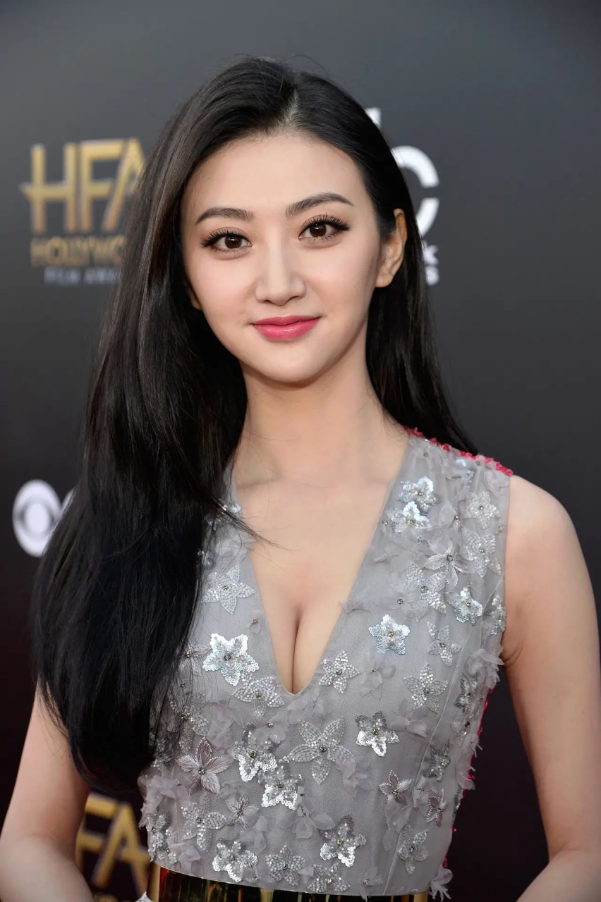 景甜身材真丰满,一袭低胸裙凹凸感十足,34岁太有魅力 要说出道即巅峰