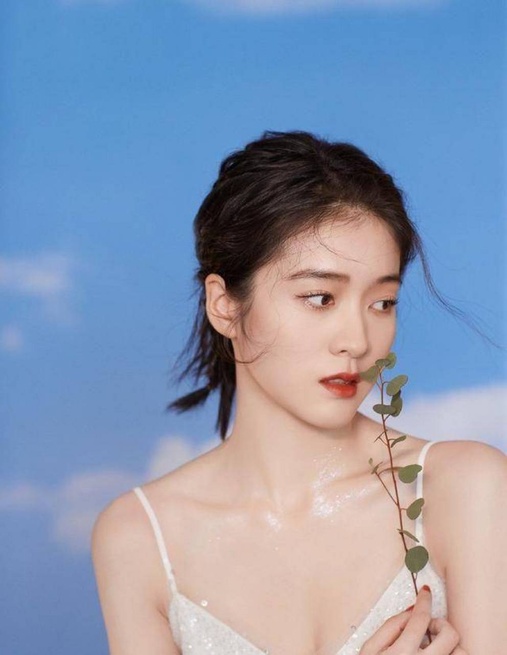 张雪迎的身材无敌了,穿白色吊带连衣裙秀美背,让人好生羡慕!