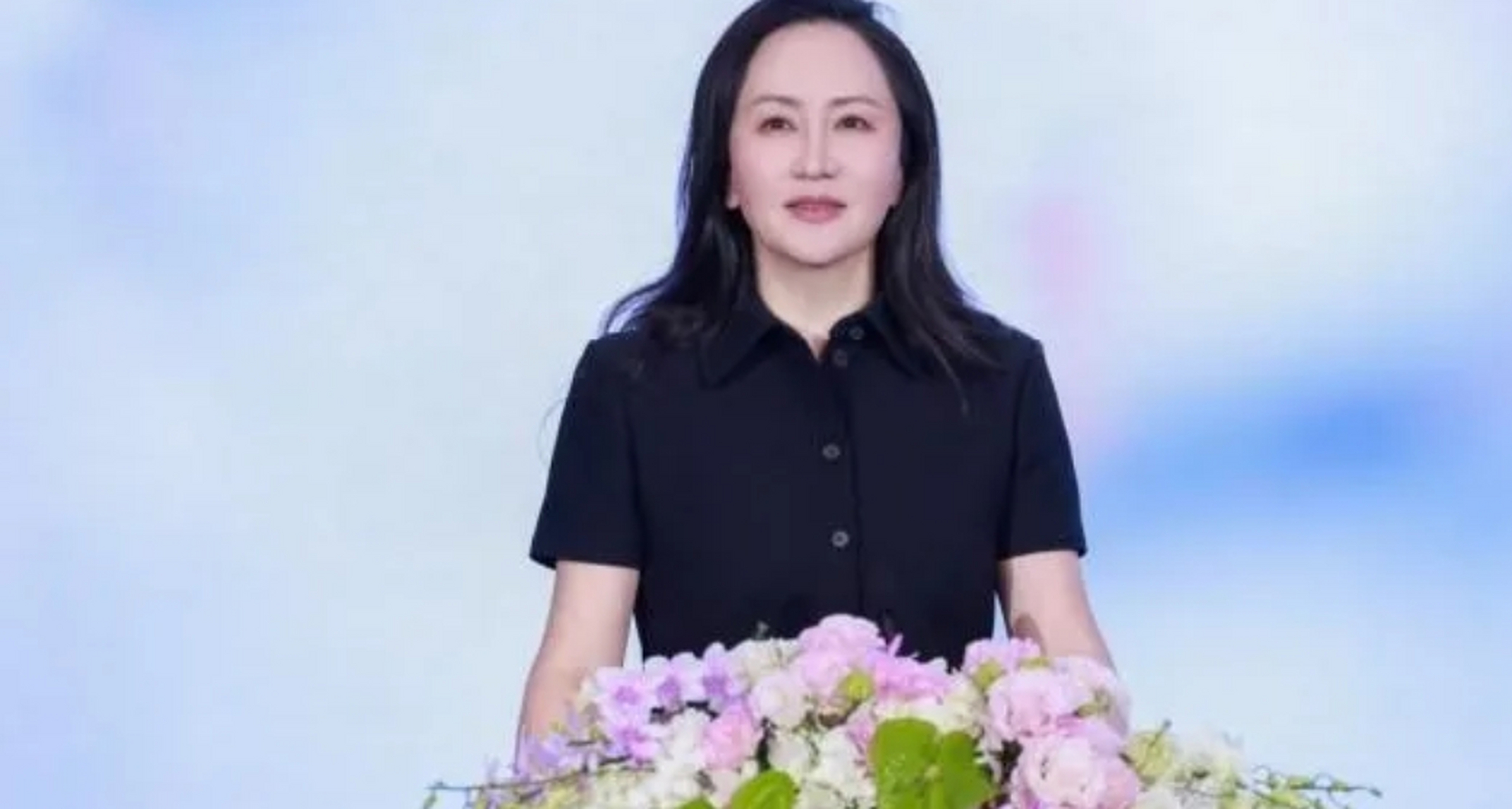 孟晚舟现身活动的时候,搭配了一款看起来平平无奇的黑色衬衫连衣裙