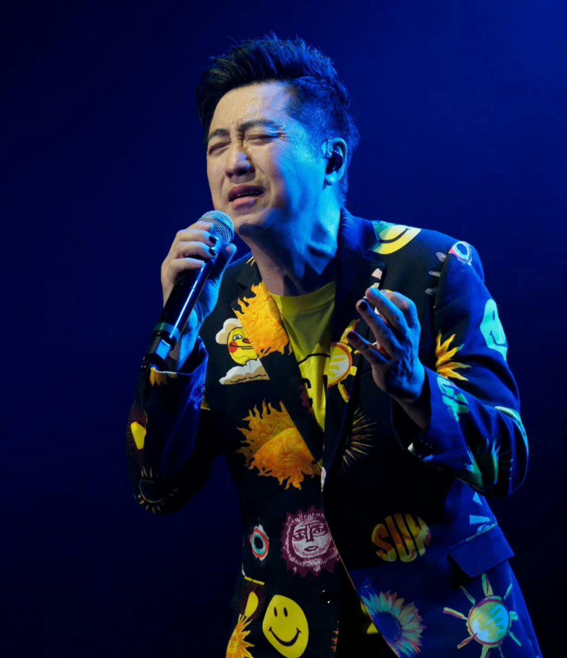 有网友说明星一缺钱就开演唱会,已经61岁高龄的庾澄庆也要世界巡演了