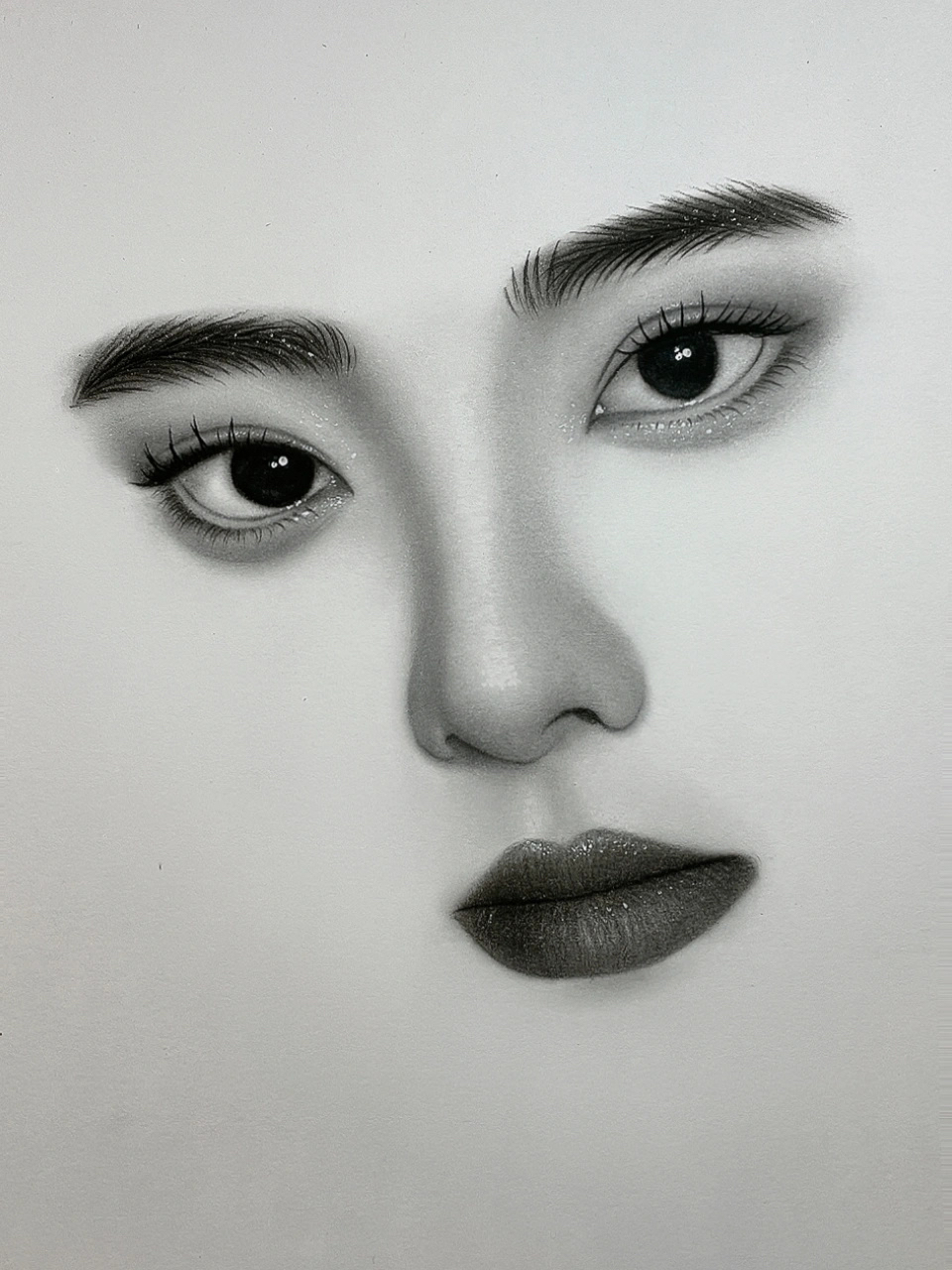 如何用一只自动铅笔画出写实风格的素描五官呢?
