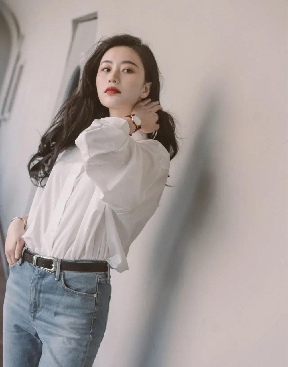 哪个女人手上没有一件白衬衫的, 白衬衫 牛仔裤的穿搭,简洁又高级, 把