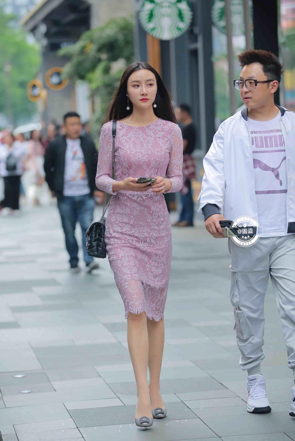 穿上连衣裙让你气场十足,穿出成熟的美感,超有个性