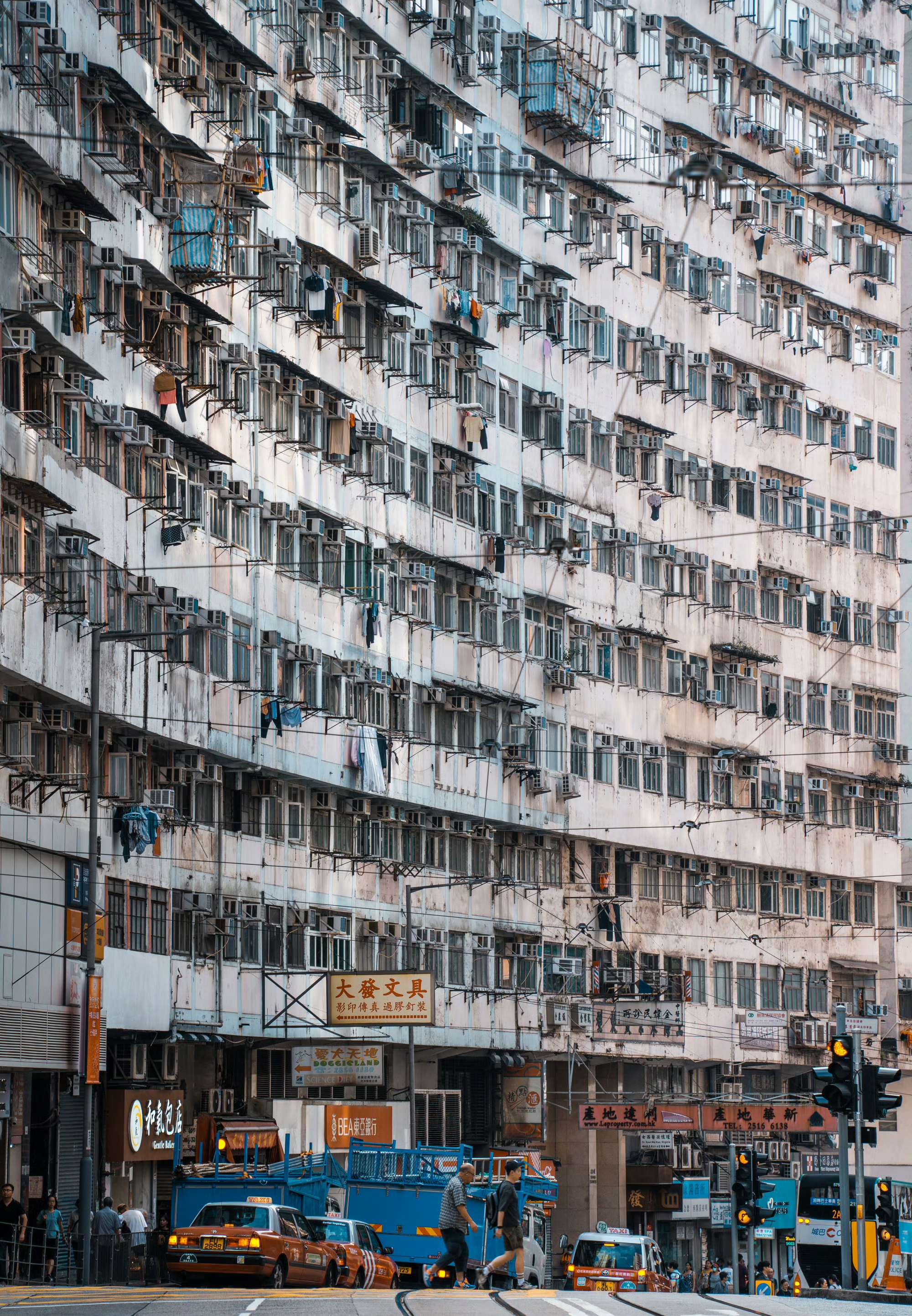 第一次看到怪兽大厦的照片就被吸引,林立密集的居民楼是我对香港的