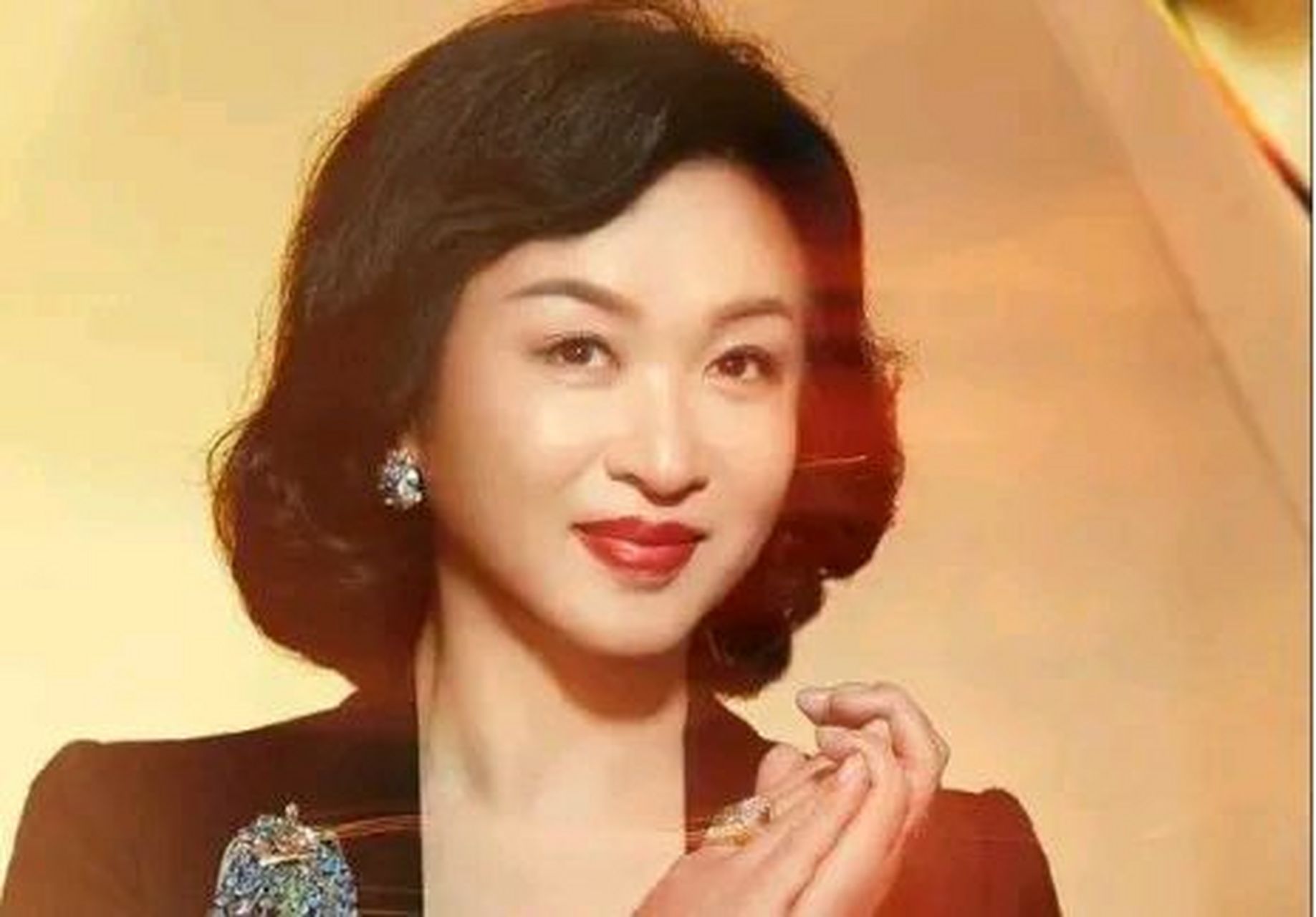 那年,有一个记者问金星:"你做完变性手术后,和女人一起洗澡,会不会