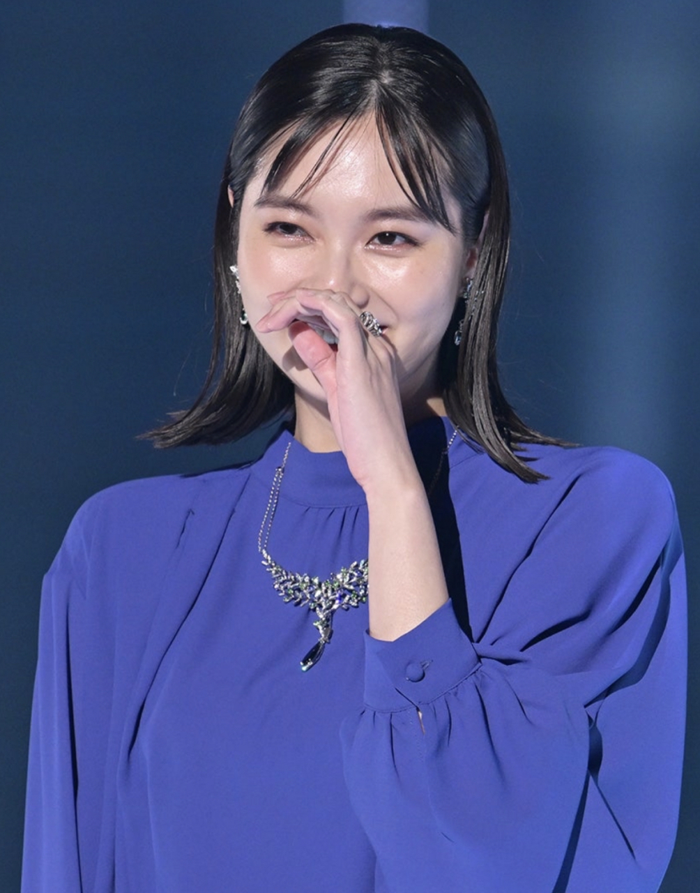 新川优爱产后复出胖成土肥圆,当年的时装模特再上t台像大妈登台.