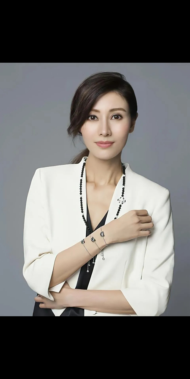 能用"持靓行凶"的香港第一美女,大概也就只有李嘉欣了.