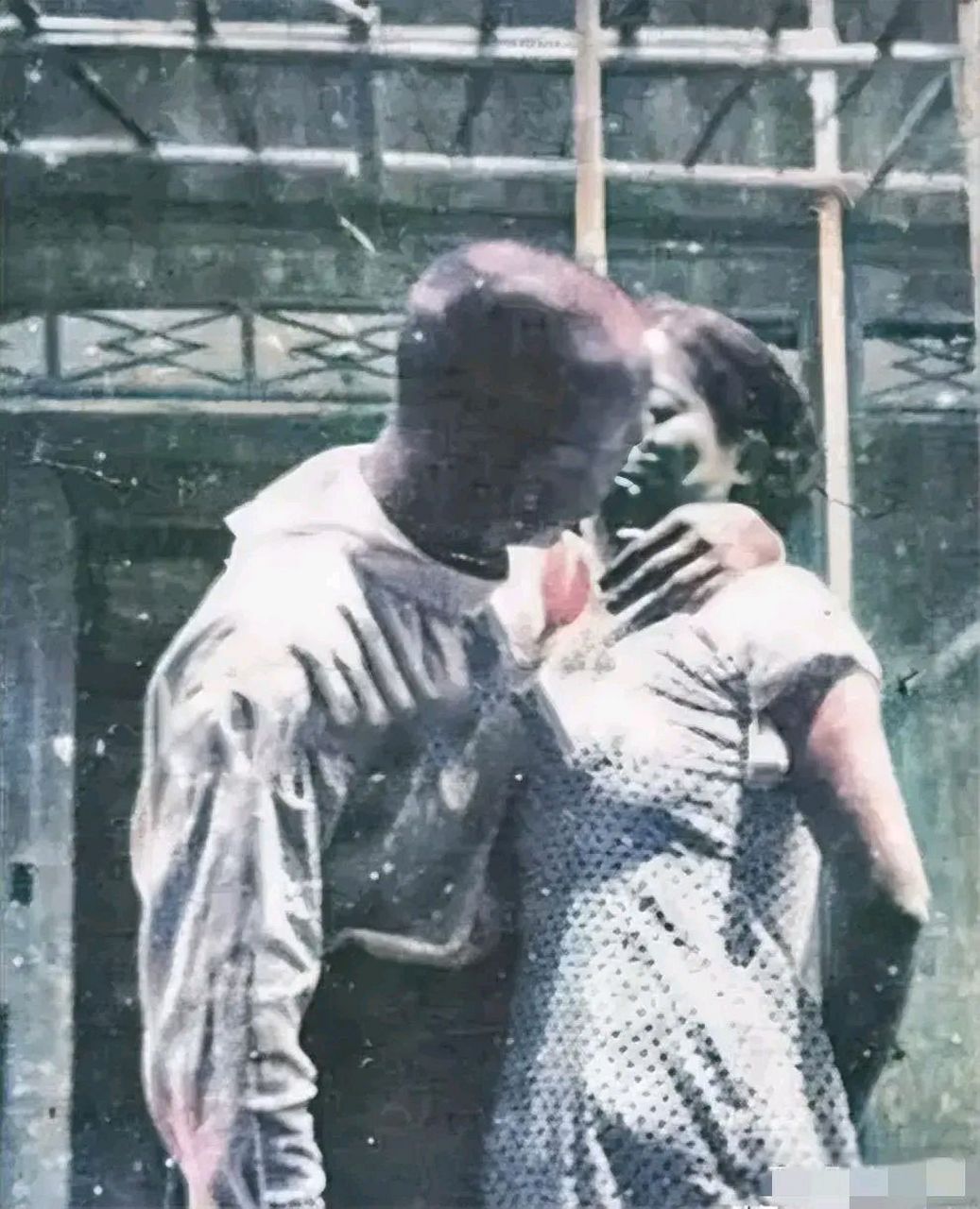 1938年,上海,一名地下情报人员不幸被俘.