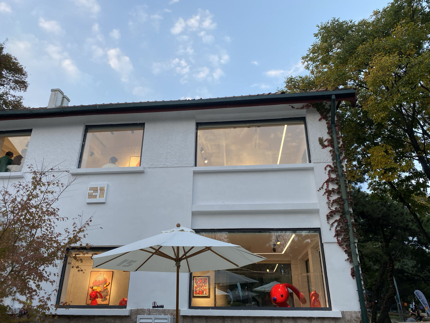 太平角18号艺术中心,一个人,走在秋季的浪漫里,理想和现实中要寻找一