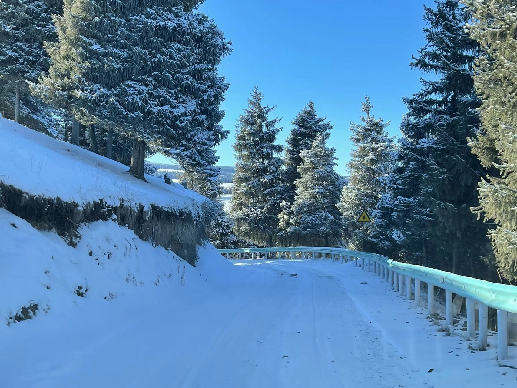 乌鲁木齐南山乌拉斯台雪景,冬天即使很冷,但是也抵不住对美景的诱惑