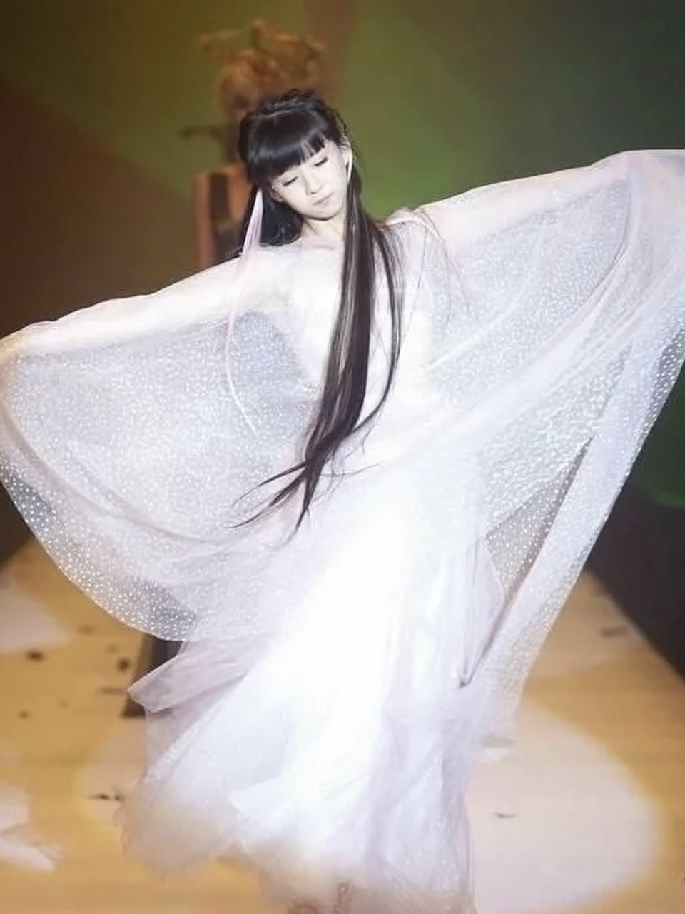 在我的印象里,春晚这个"小彩旗"转圈,当时是真的震撼我了,完全想象不