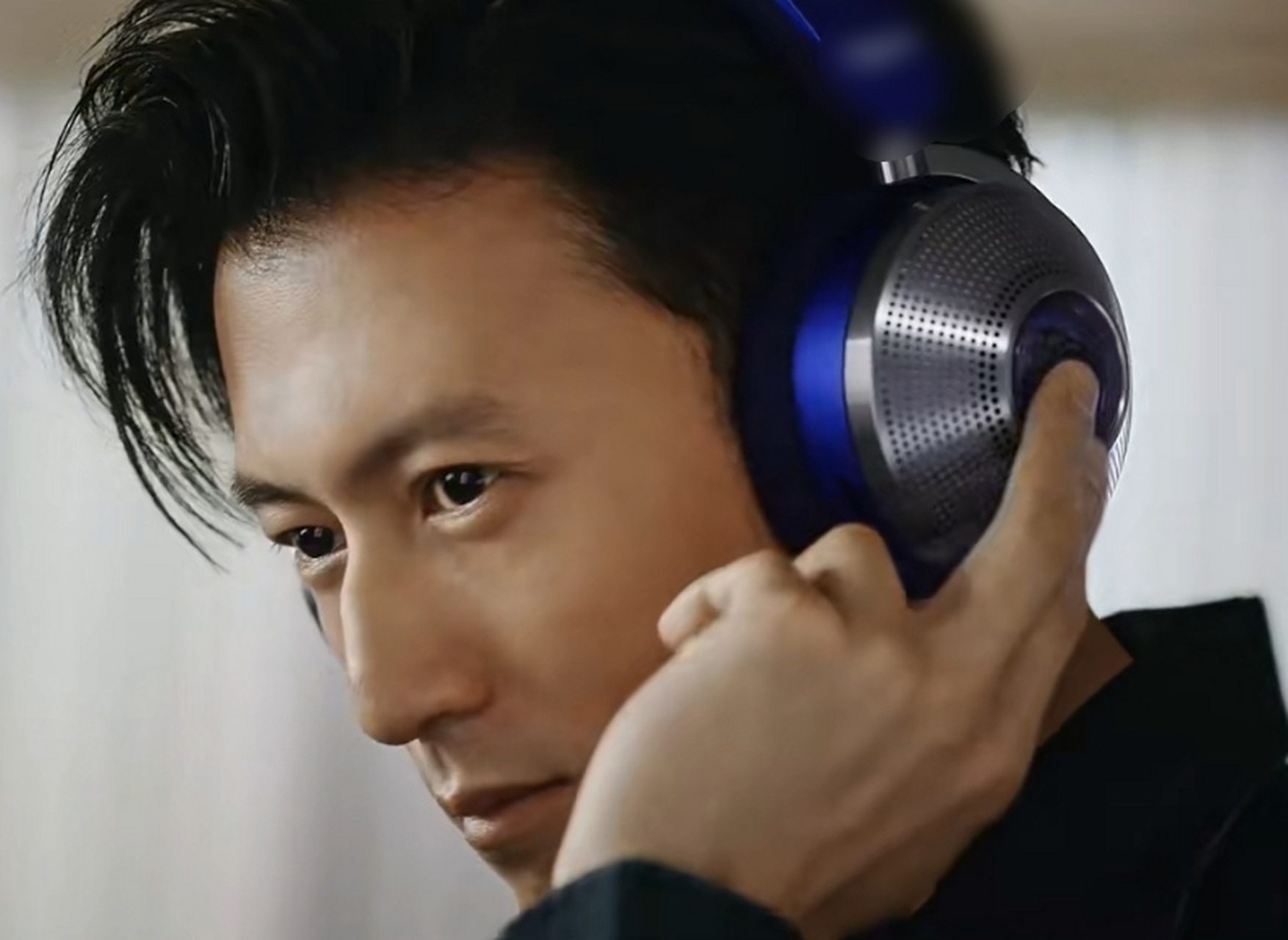 谢霆锋为品牌拍摄代言大片,小麦色皮肤太man了,这么多年还是很英俊的