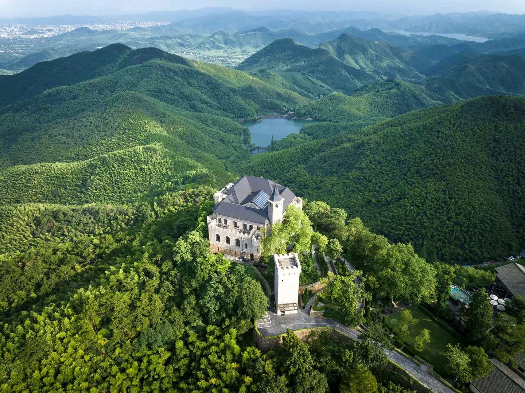 莫干山,位于浙江省湖州市德清县境内,属天目山余脉,主峰海拔不过700余