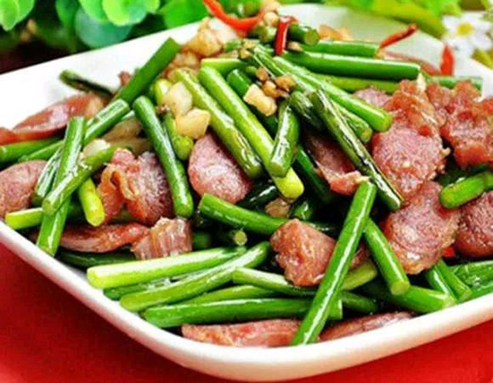 腊肠炒蒜苗是一道美味可口的家常菜,以腊肠和鲜嫩的蒜苗为主要材料