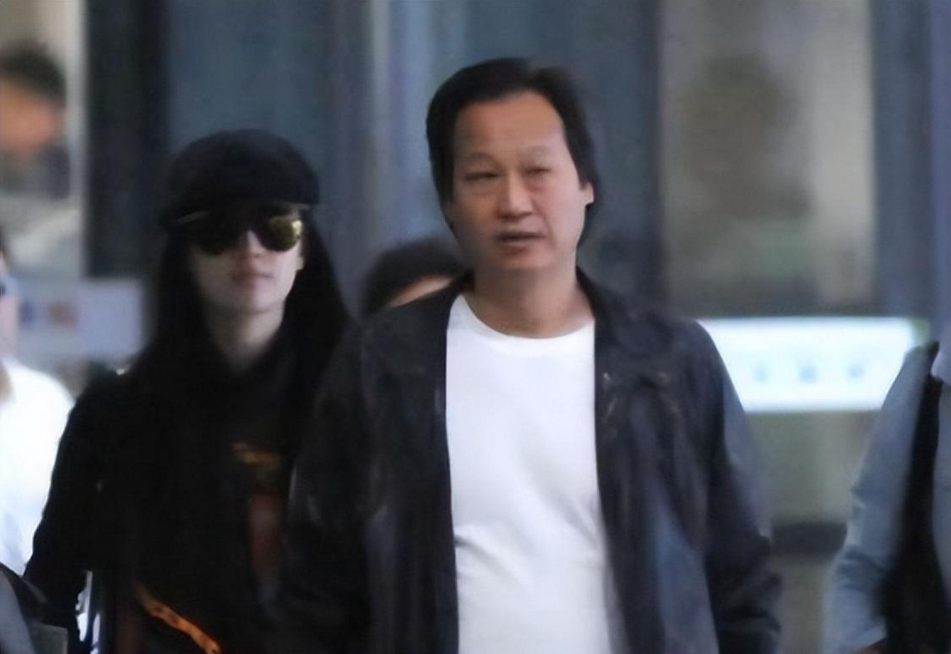 刘亦菲教父陈金飞美女缘真好!   61岁陈金飞被拍到身边的女伴又换了.