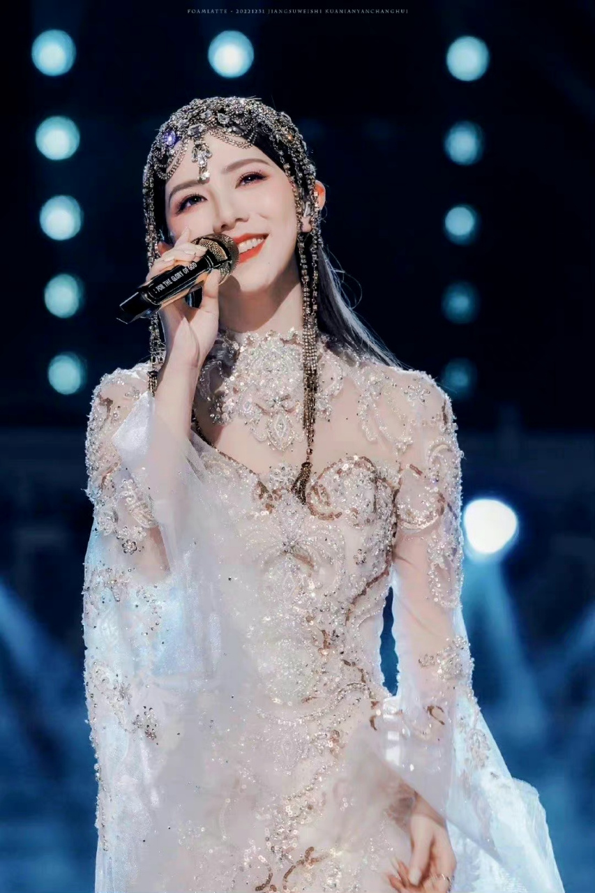 总有些惊人的巧合,比方说邓紫棋张艺兴跨年晚会的造型,头部装饰都想到