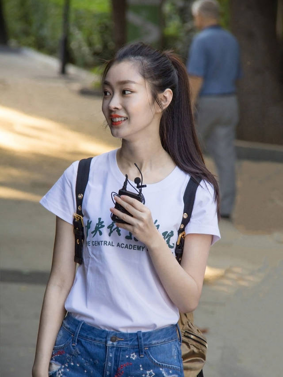 宋轶昔日穿学生服重回母校,白t 蓝色超短裤的清爽配色,让她宛如偶像剧