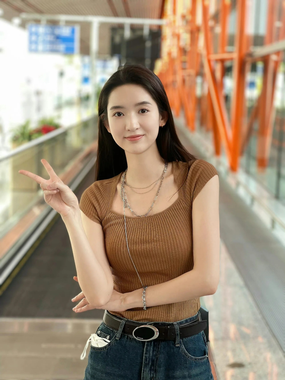 时尚穿搭# #明星穿搭# 王玉雯的机场穿搭,皮肤好白