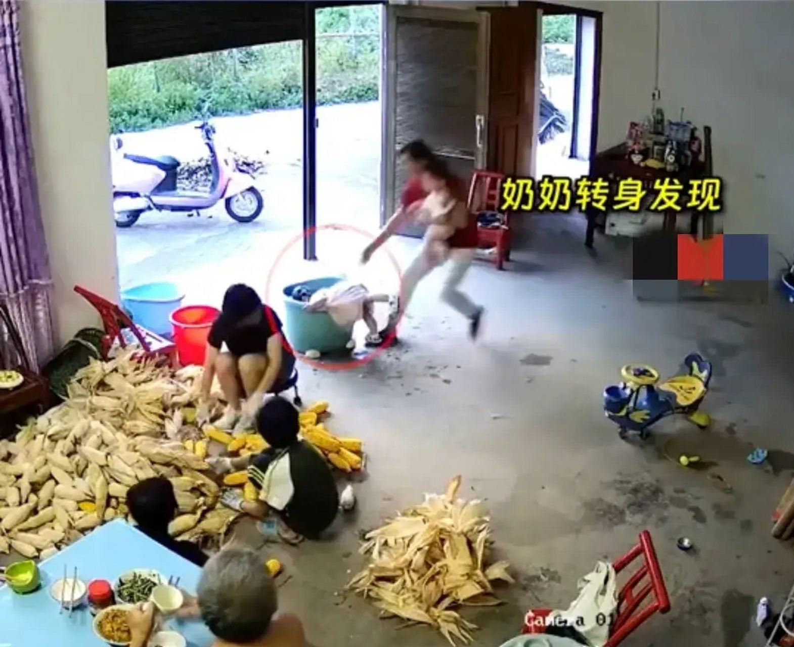 1岁女童一头栽进洗澡桶溺水挣扎#  8月2日,湖北咸宁.