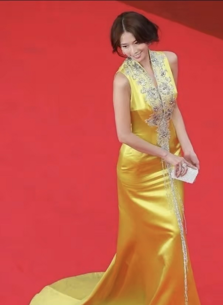 林志玲不愧是做过模特的人,她身穿金黄色缎面长裙走红毯,显得大气尊贵