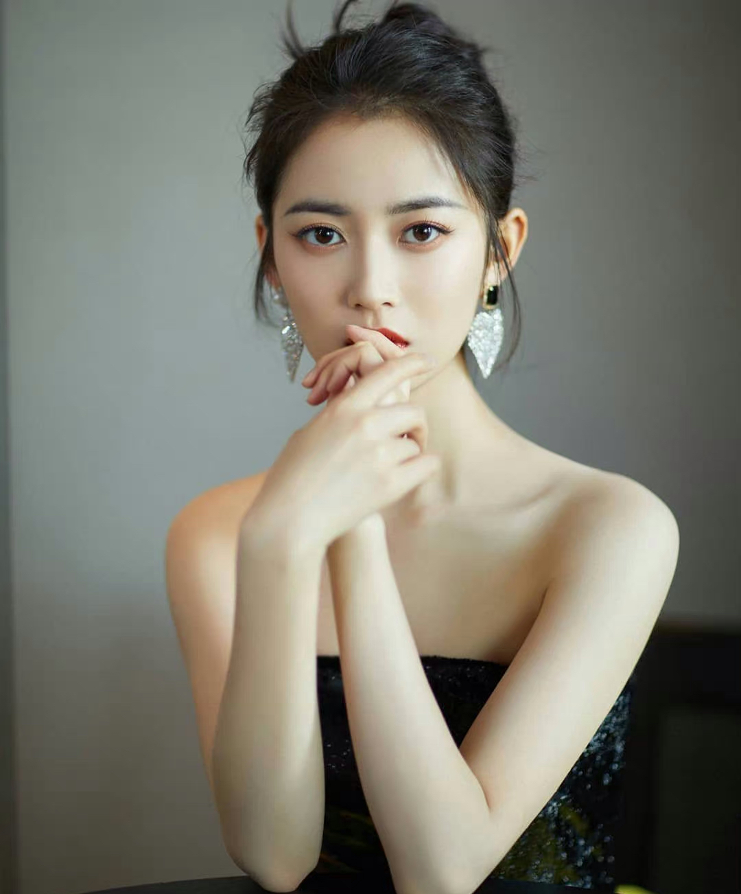 陈钰琪黑抹胸柠檬黄蓬蓬裙,公主气质好美哦!