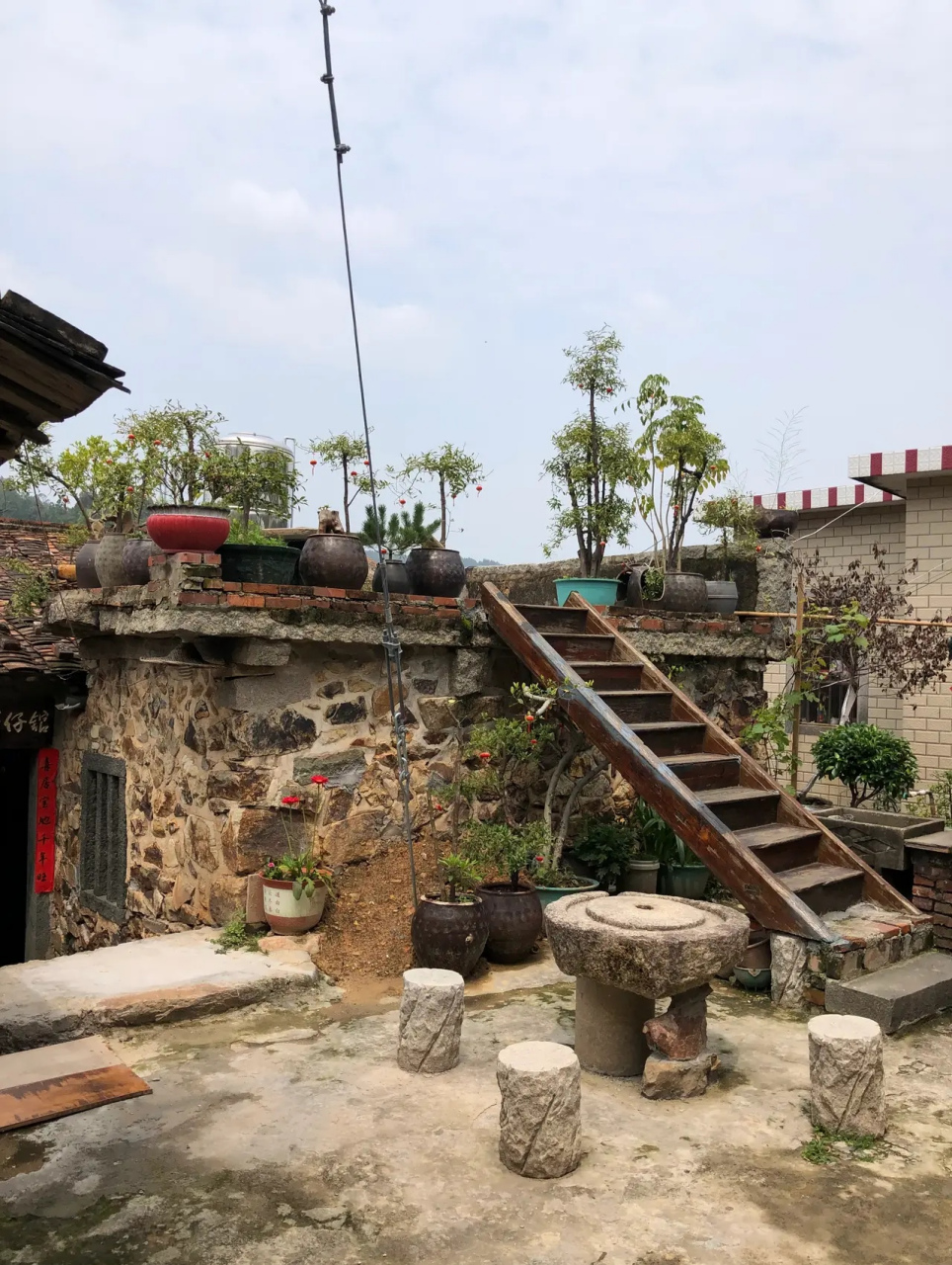 我们家准备杀过年猪,母亲让我把菜刀拿到村里铁匠铺去重新铸一下,顺便