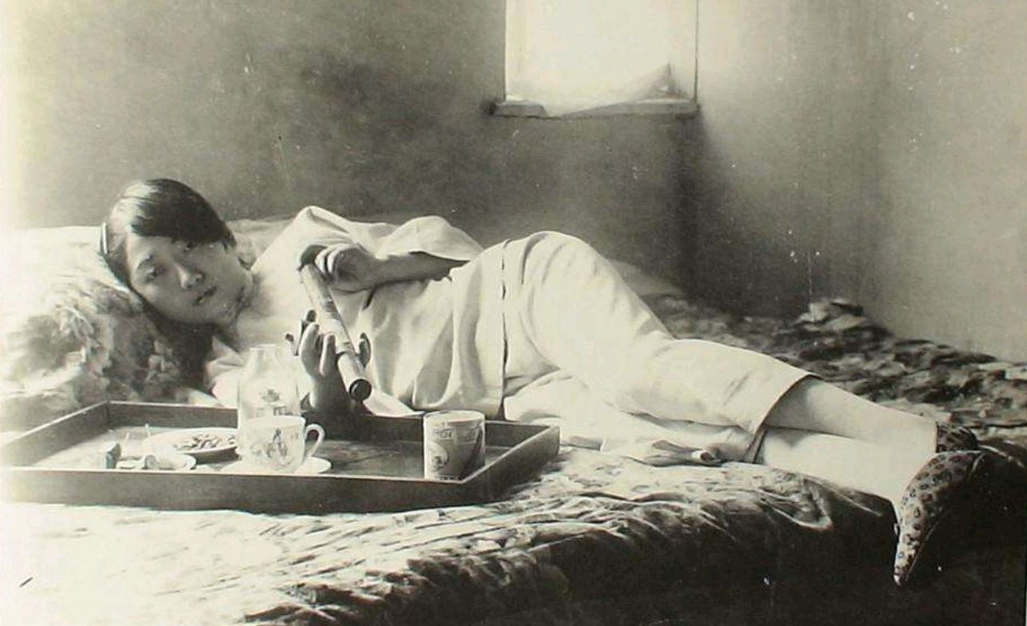 民国时期,吸食鸦片的麻木国民,烟毒在当时大行其道,烟馆多于饭馆与