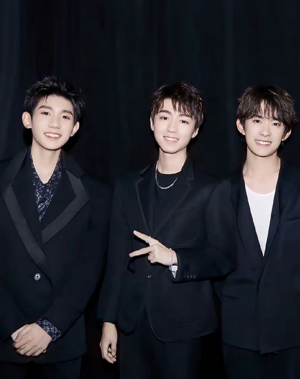 【王源客厅狂欢巡演在上海开启,王俊凯,易烊千玺打call为其加油!