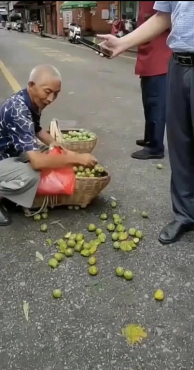 湖北宜昌沙河,一男子開車不小心剮蹭到一大爺的籃子,將裡面的李子盡數