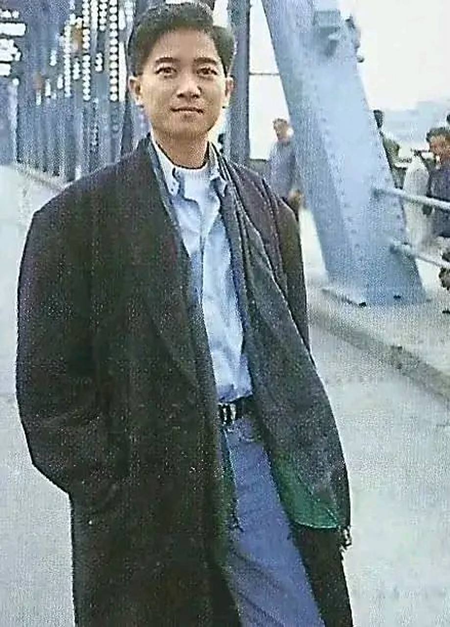1991年,上海,陈百强一张罕见的留影,镜头中的他溫文尔雅风度翩翩,后来