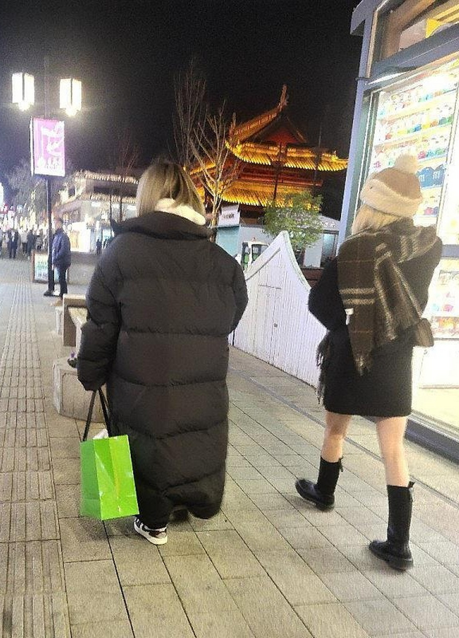 寒潮来袭,小孩偷穿大人的衣服去逛街. #搞笑