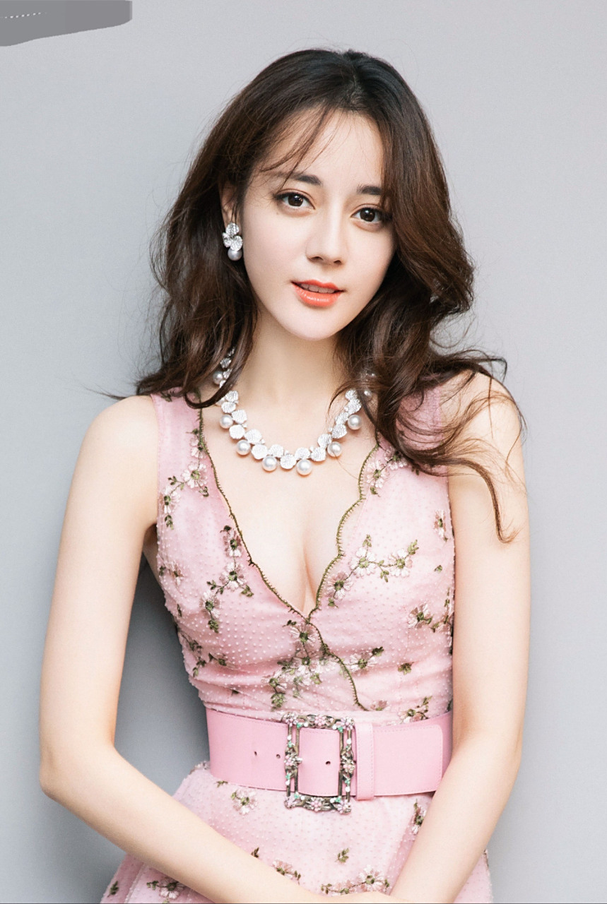 迪丽热巴粉粉色深v礼服,性感迷人,她的s曲线,让人不禁为之倾倒!