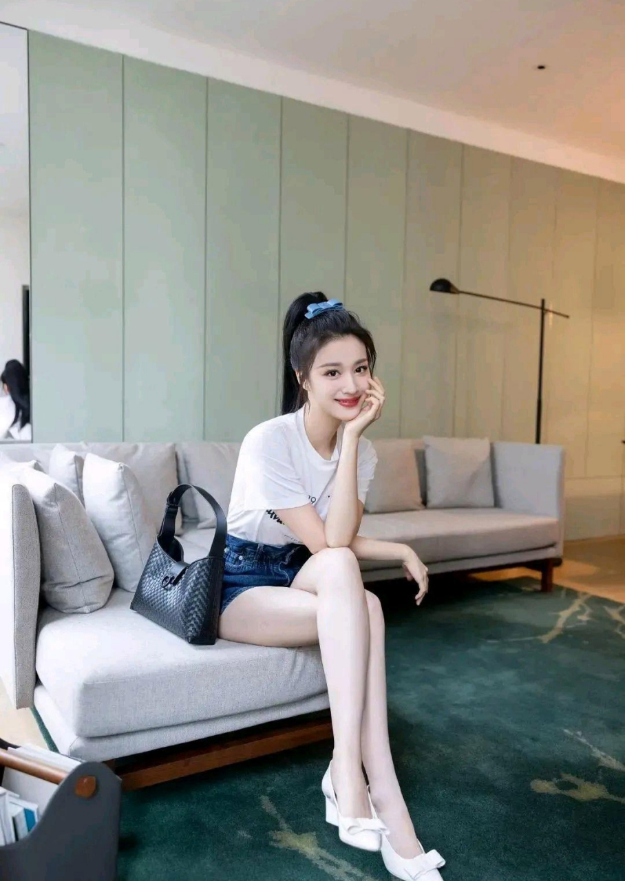 王楚然身穿白色上衣搭配牛仔短裤,扎着高马尾,青春靓丽,元气满满,简直