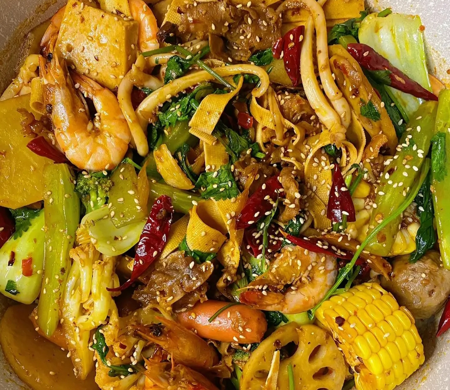 我的美食分享#  家庭版麻辣香锅   食材:菜类:丸子,虾 ,鱿鱼,牛肉卷