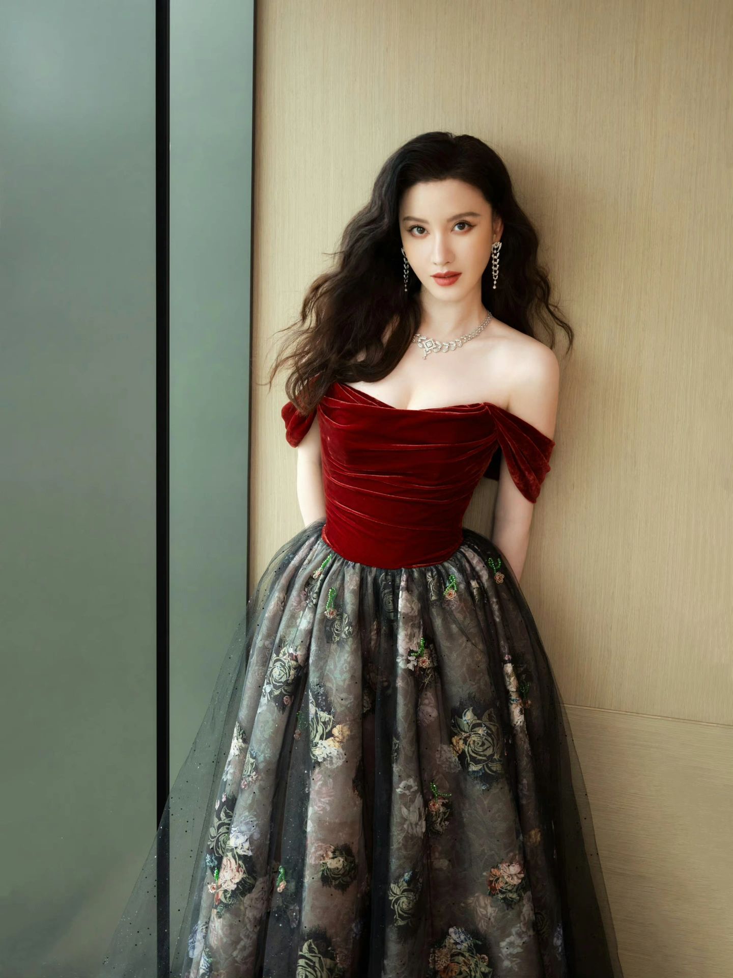 张萌展现迷人性感魅力薄纱裙轻撩如梦似影