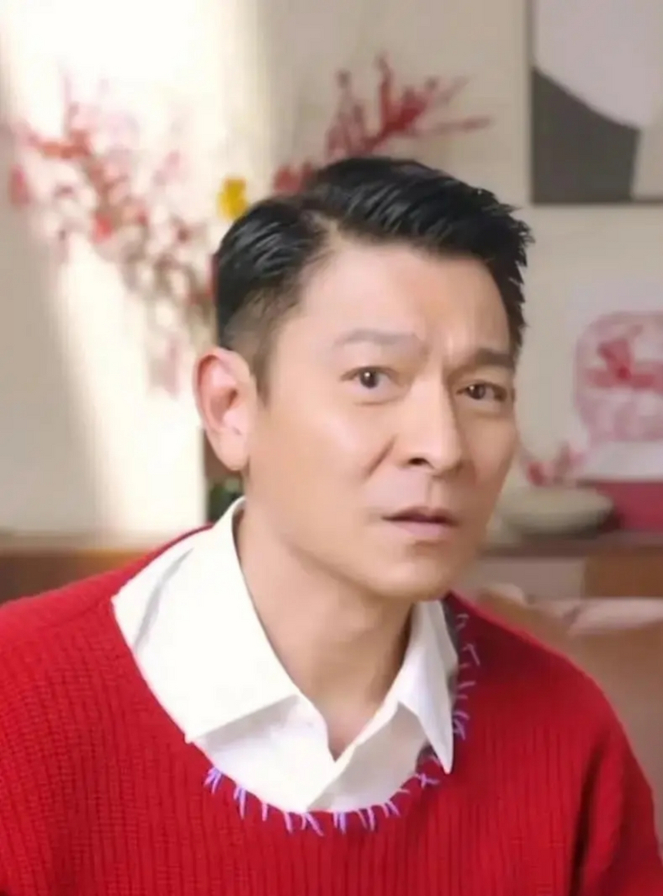 60多岁的刘德华穿红色卫衣,太年轻,太帅气了.