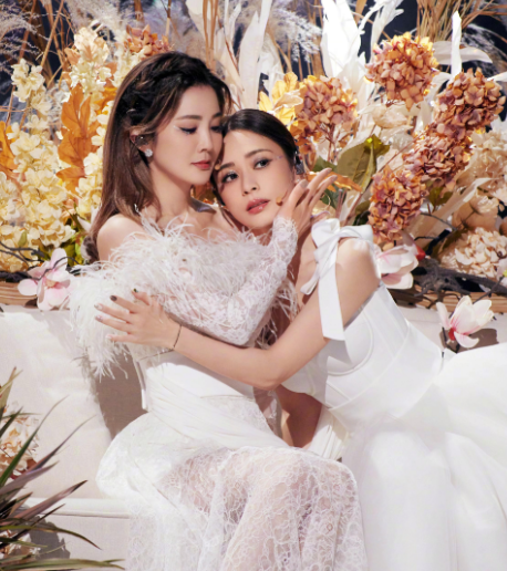 twins蔡卓妍钟欣潼合体拍写真 靓丽迷人